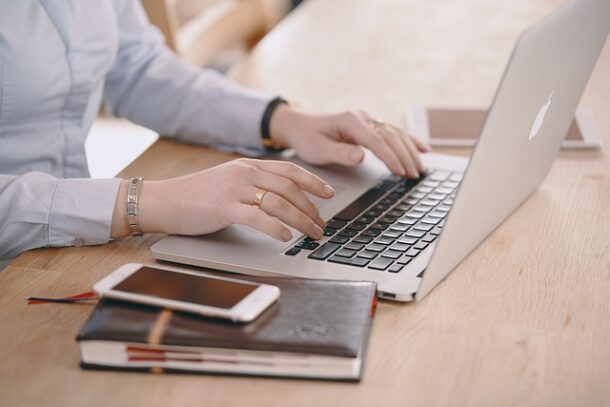 Ergonomia pracy biurowej – kluczowe kwestie, na które warto zwrócić uwagę