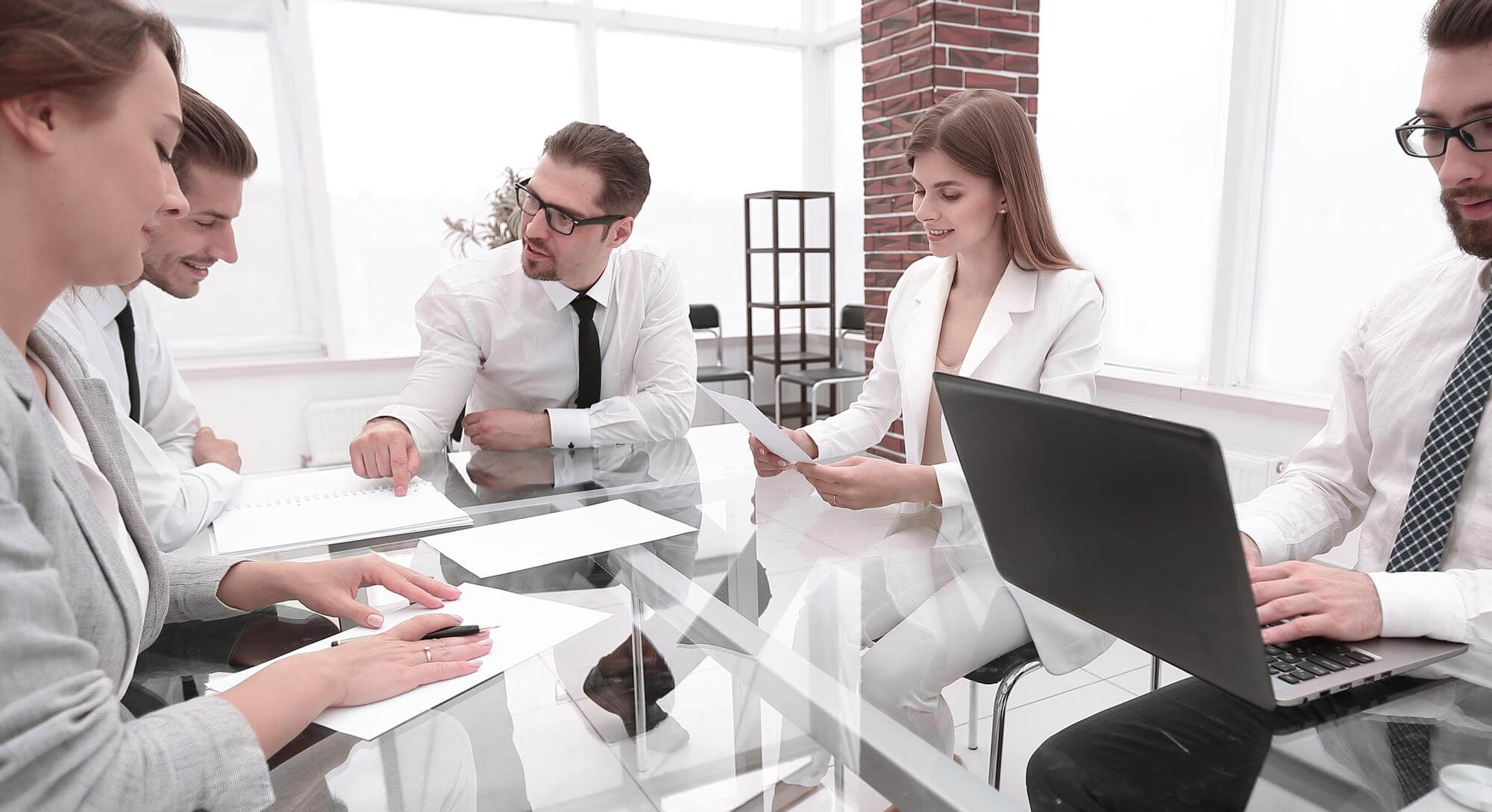 Dlaczego firma zatrudnia przez agencję pracy?