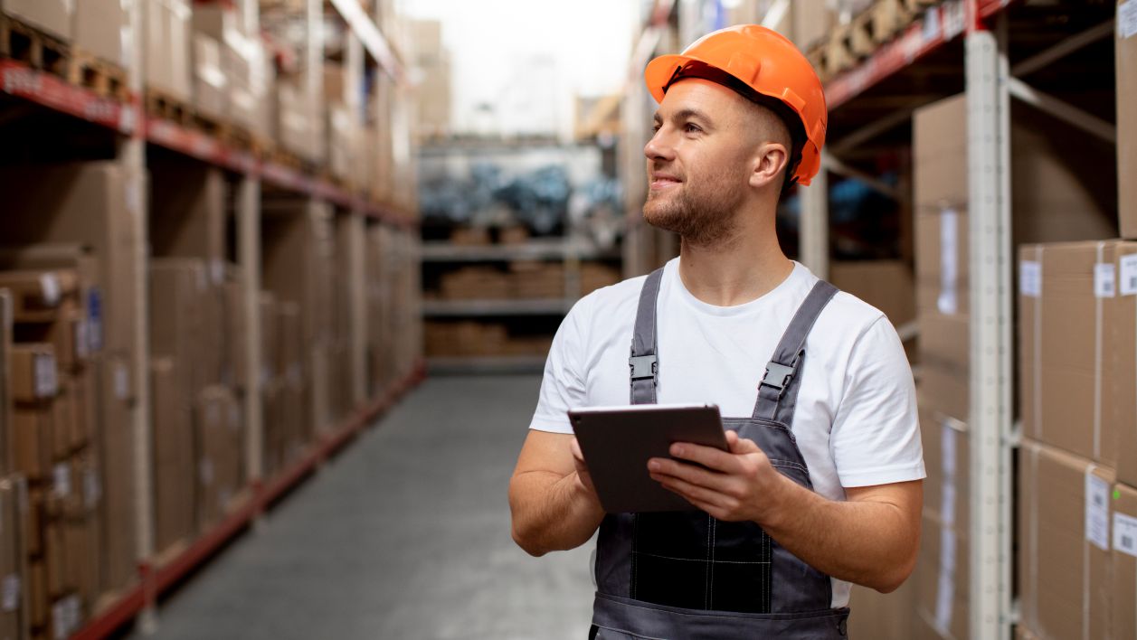 Zarobki studentów do 26 roku życia w&nbsp;Polsce. Najnowsze stawki netto i&nbsp;możliwości pracy.